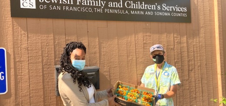 Teacher Debbie donates tomatoes from the Preschool Giving Garden to JFCS.